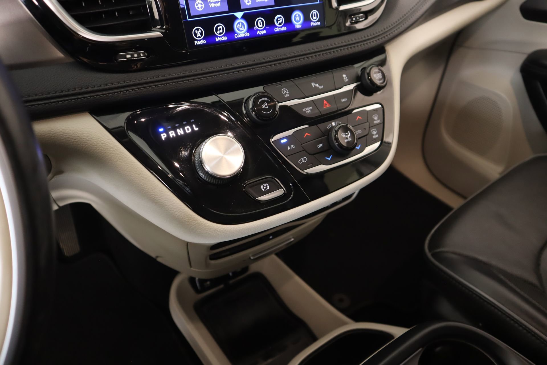 Used 2017 Chrysler Pacifica Limited w/ UConnect Theater Package image 9