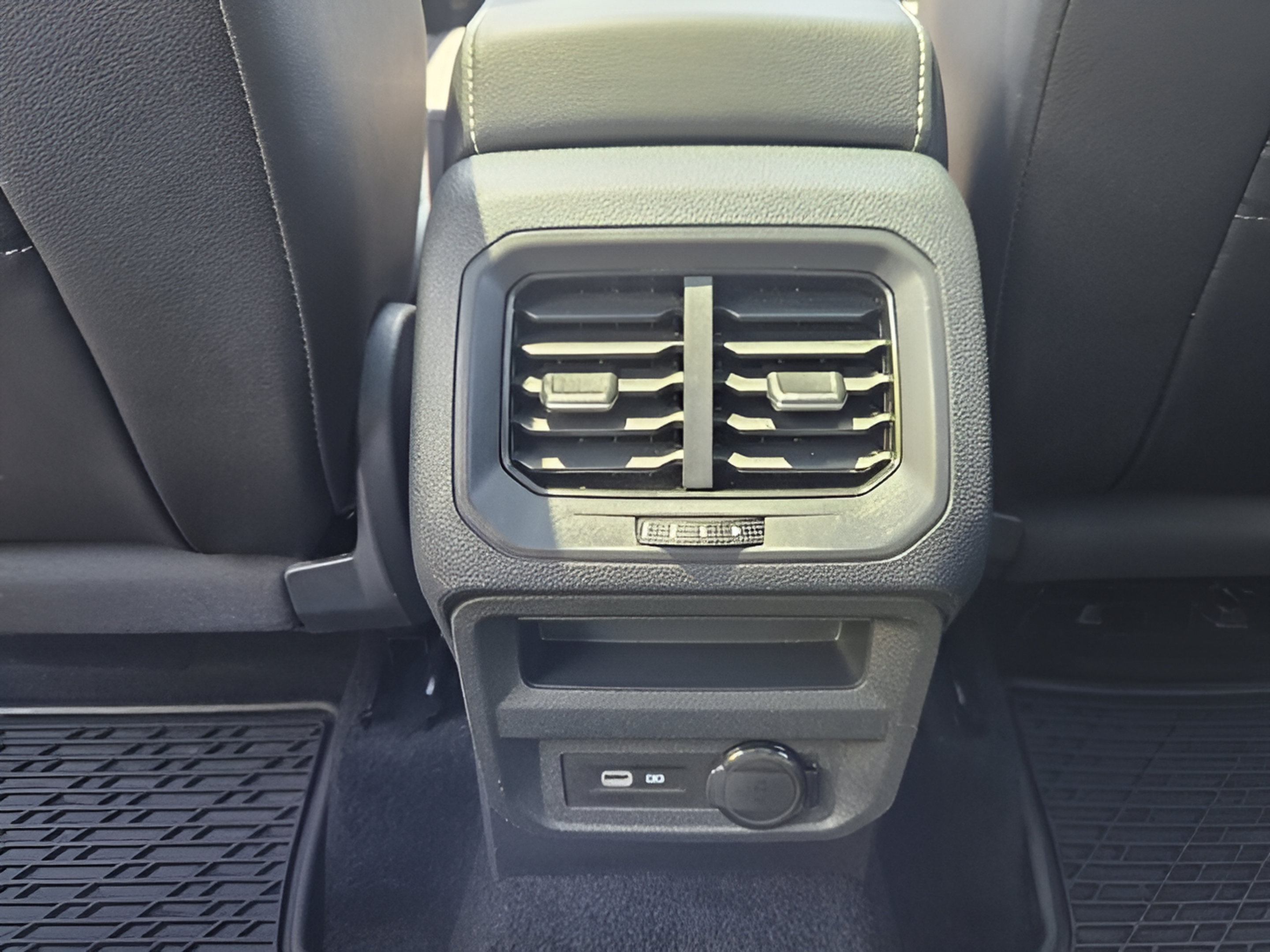 Certified 2023 Volkswagen Tiguan SE R-Line FWD image 10