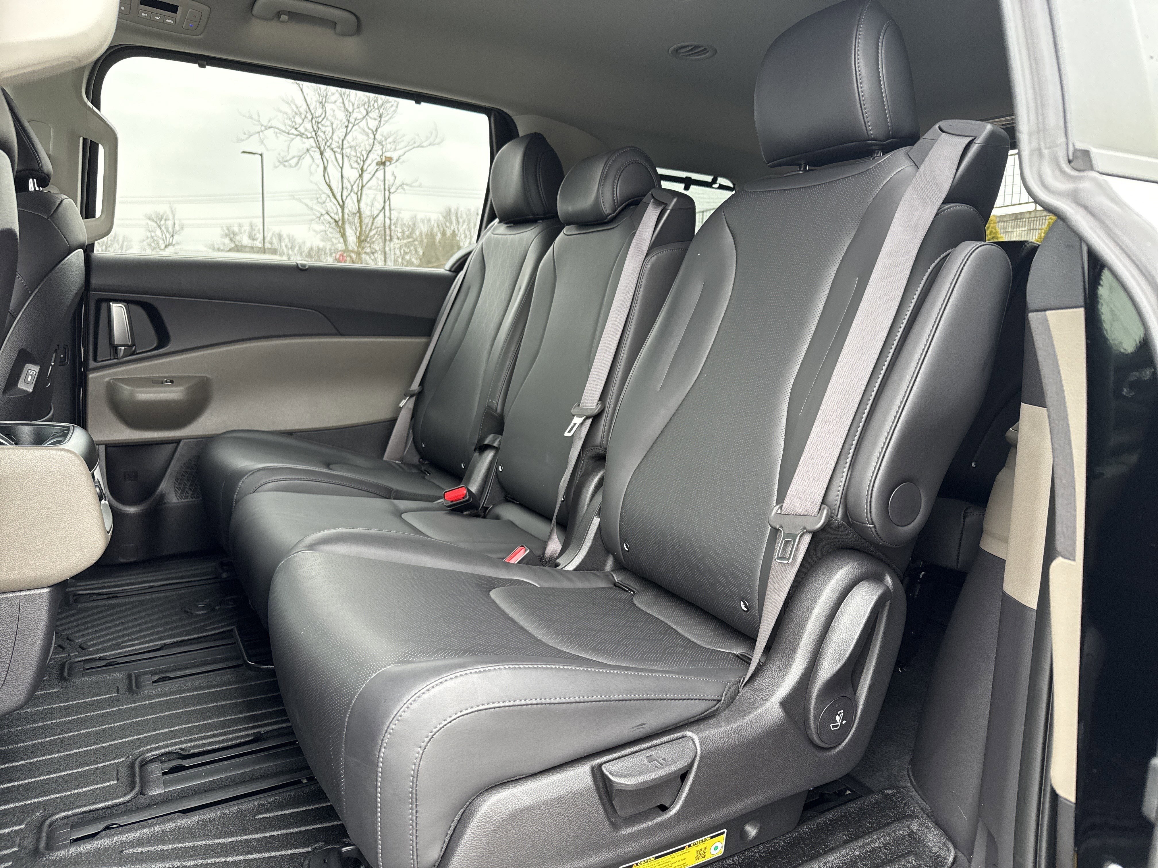 Used 2025 Kia Carnival EX image 29