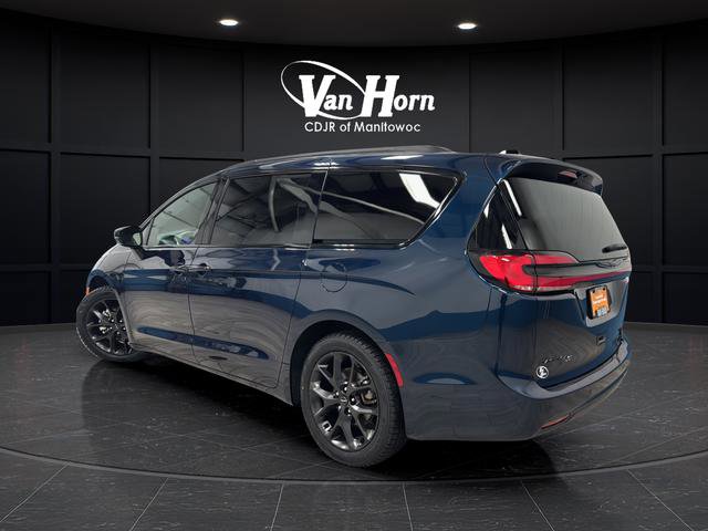 Used 2025 Chrysler Pacifica Limited image 5