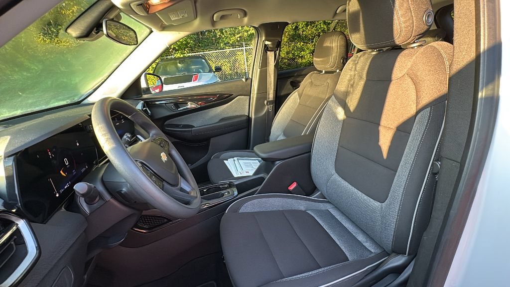 Used 2025 Chevrolet TrailBlazer LT AWD/4WD image 9