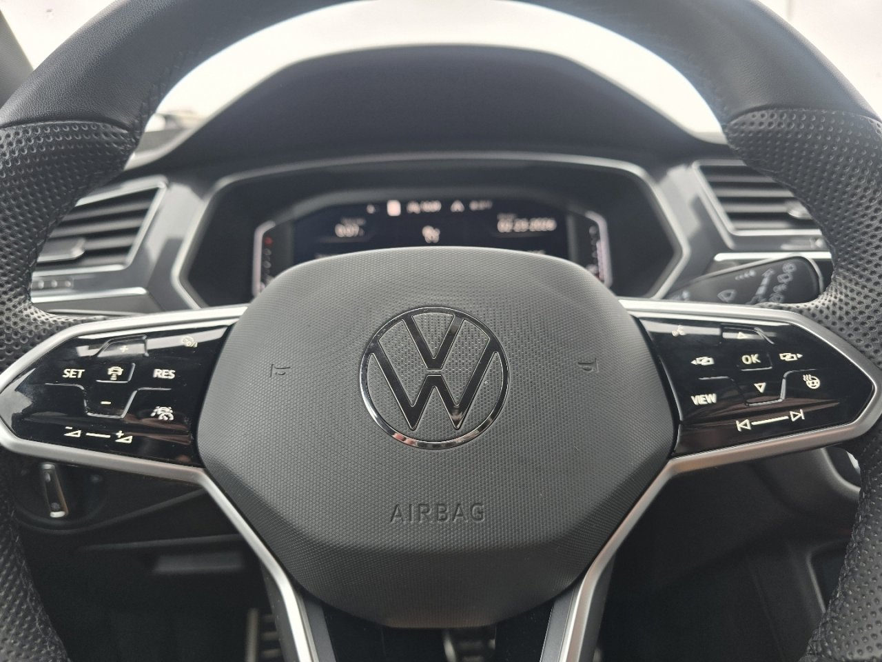 Used 2022 Volkswagen Tiguan SEL R-Line image 15