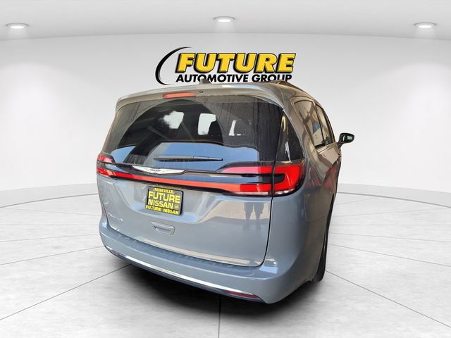 Used 2022 Chrysler Pacifica Touring-L FWD image 3