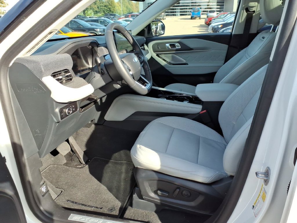 Used 2025 Ford Explorer Platinum w/ Ultimate Package AWD/4WD image 10
