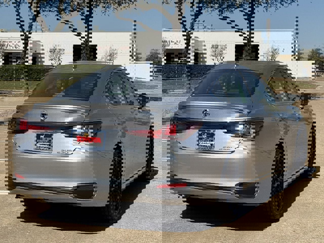 Used 2025 Lexus ES 300h F Sport w/ Accessory Package (Z2) image 4