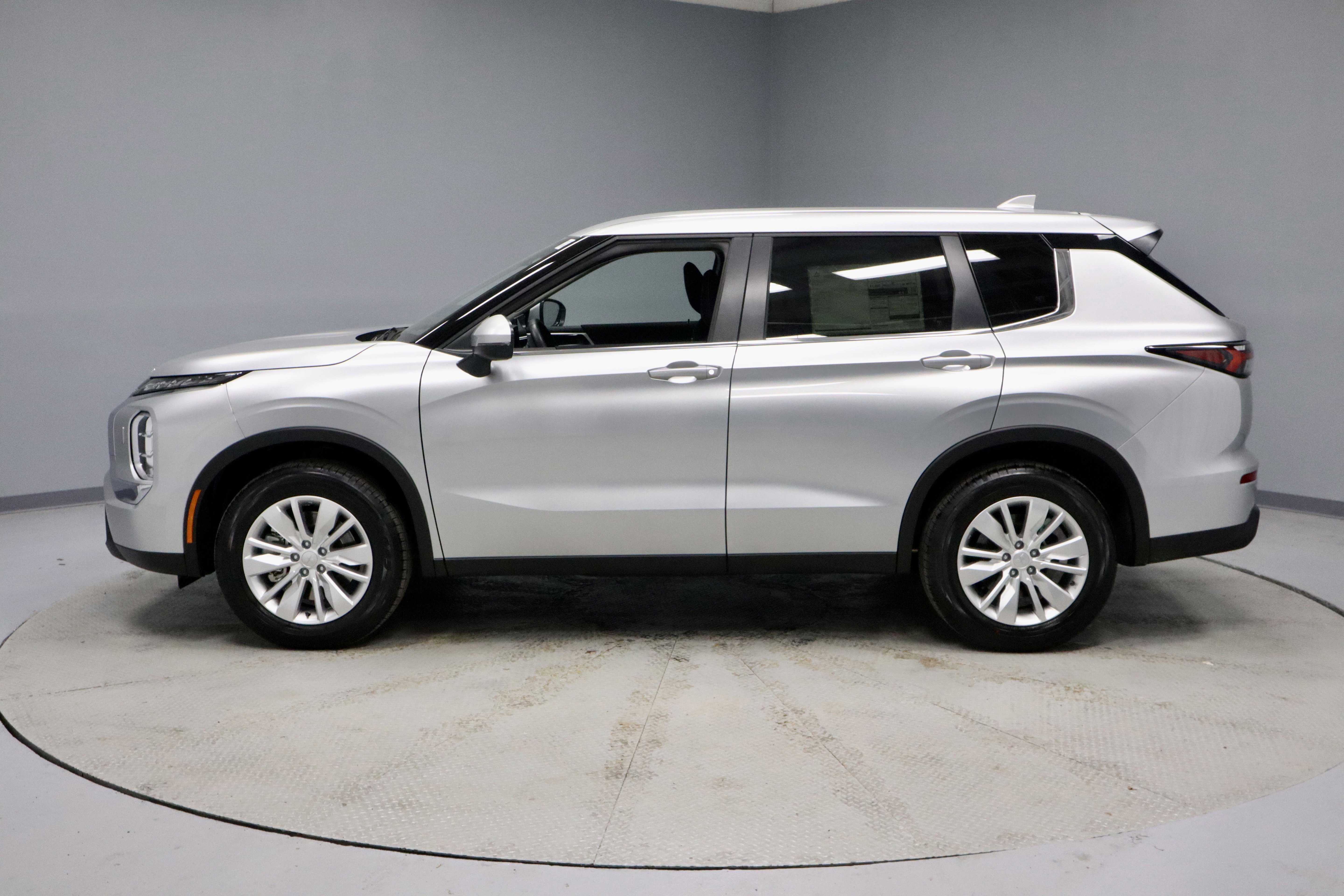 New 2026 Mitsubishi Outlander ES image 5