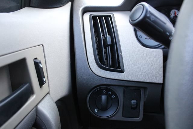 Used 2011 Ford Focus SE w/ Sedan SE Appearance Pkg FWD image 7
