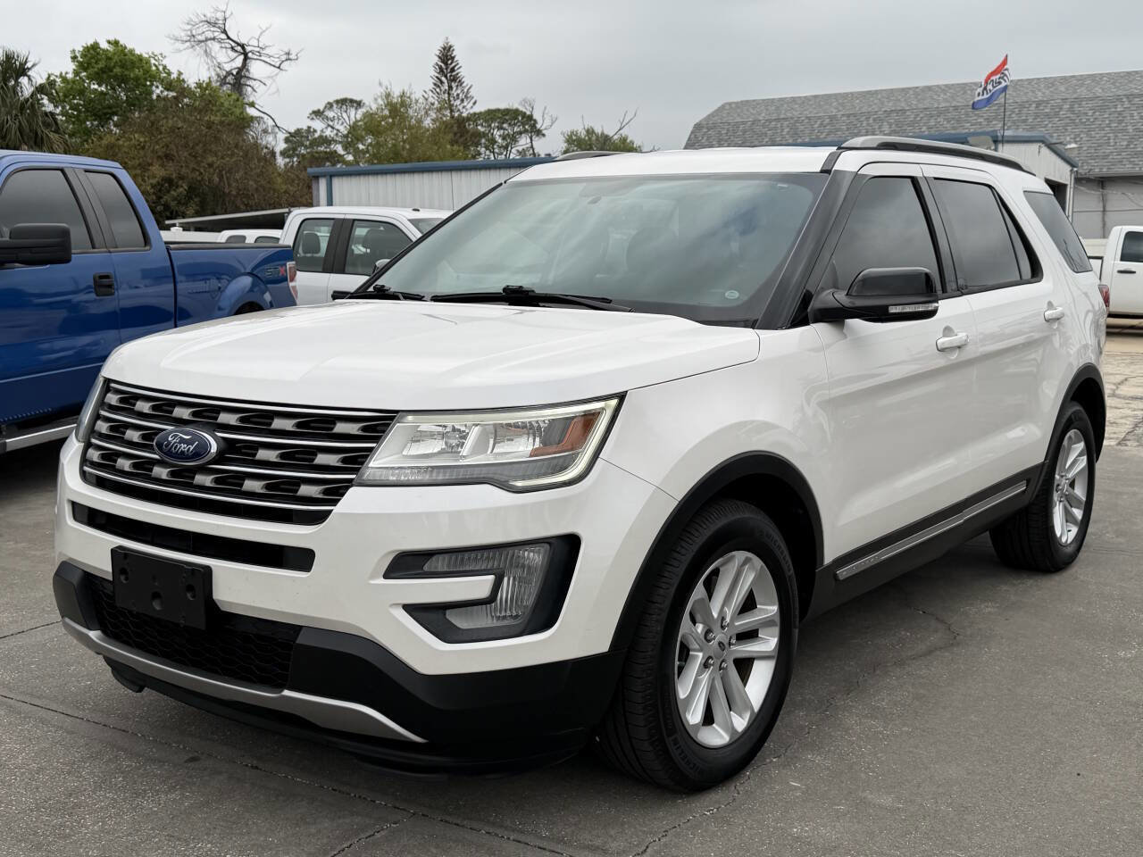 Used 2017 Ford Explorer XLT w/ Equipment Group 201A FWD image 4