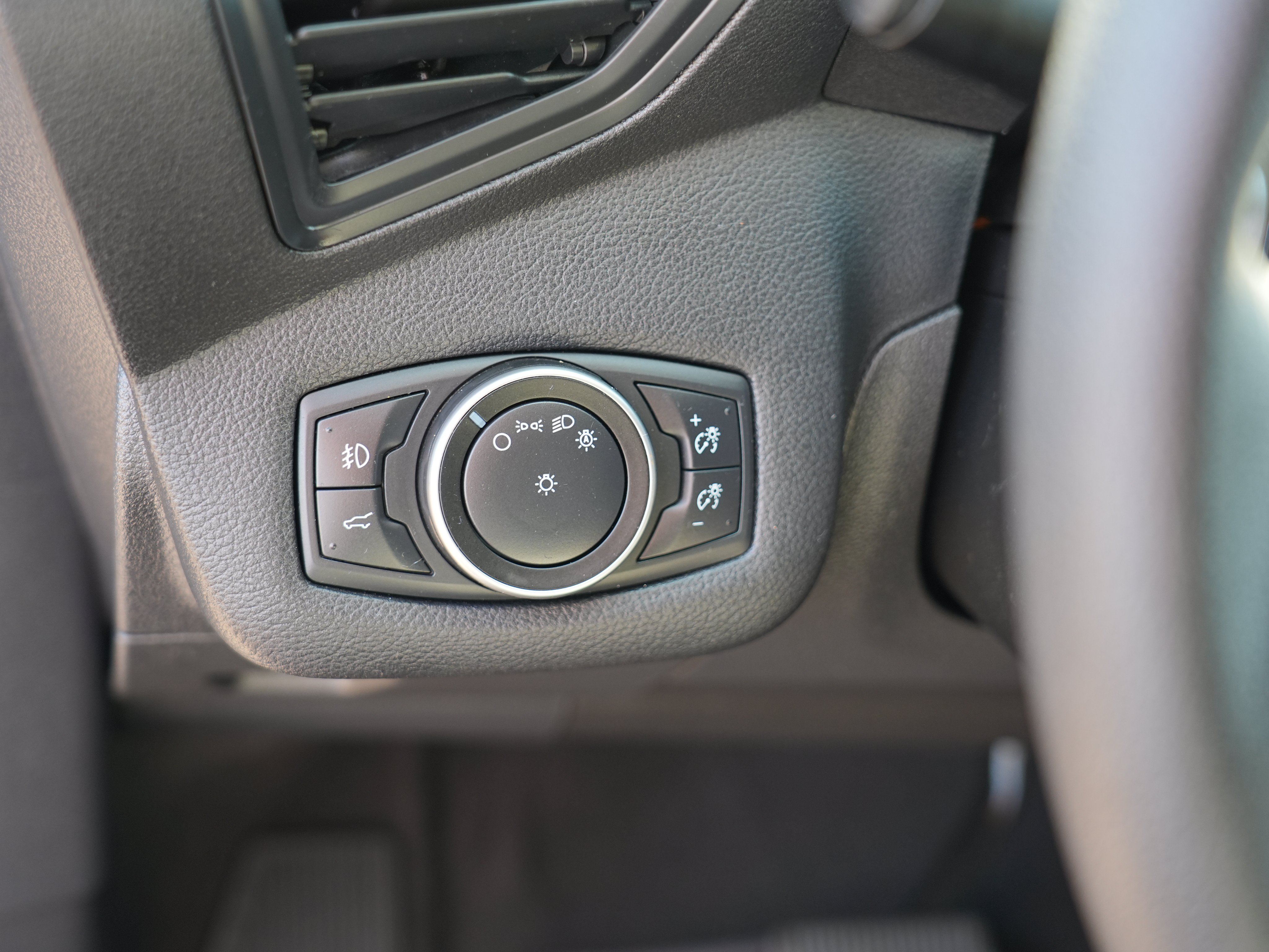 Used 2018 Ford Escape SE w/ SE Sync 3 Package AWD/4WD image 17