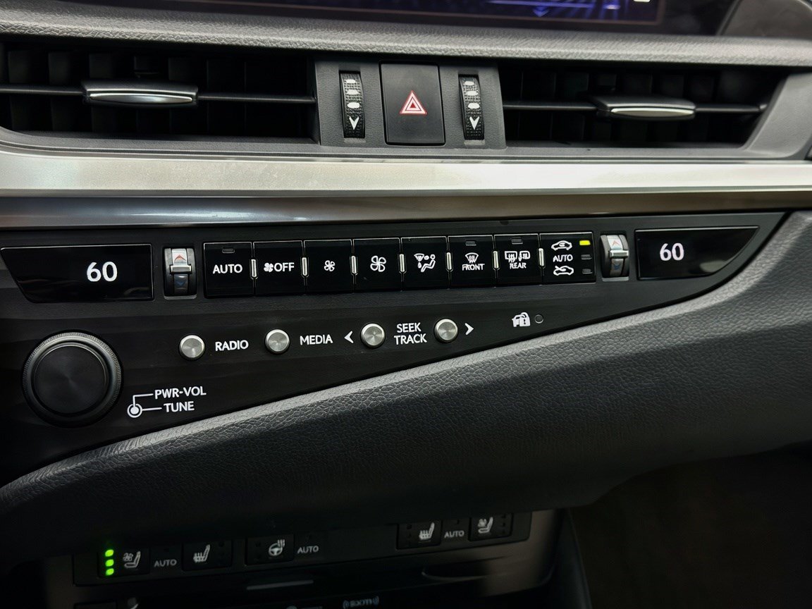 Used 2020 Lexus ES 300h w/ Premium Package FWD image 12