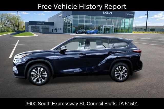 Used 2021 Toyota Highlander XLE AWD/4WD image 5