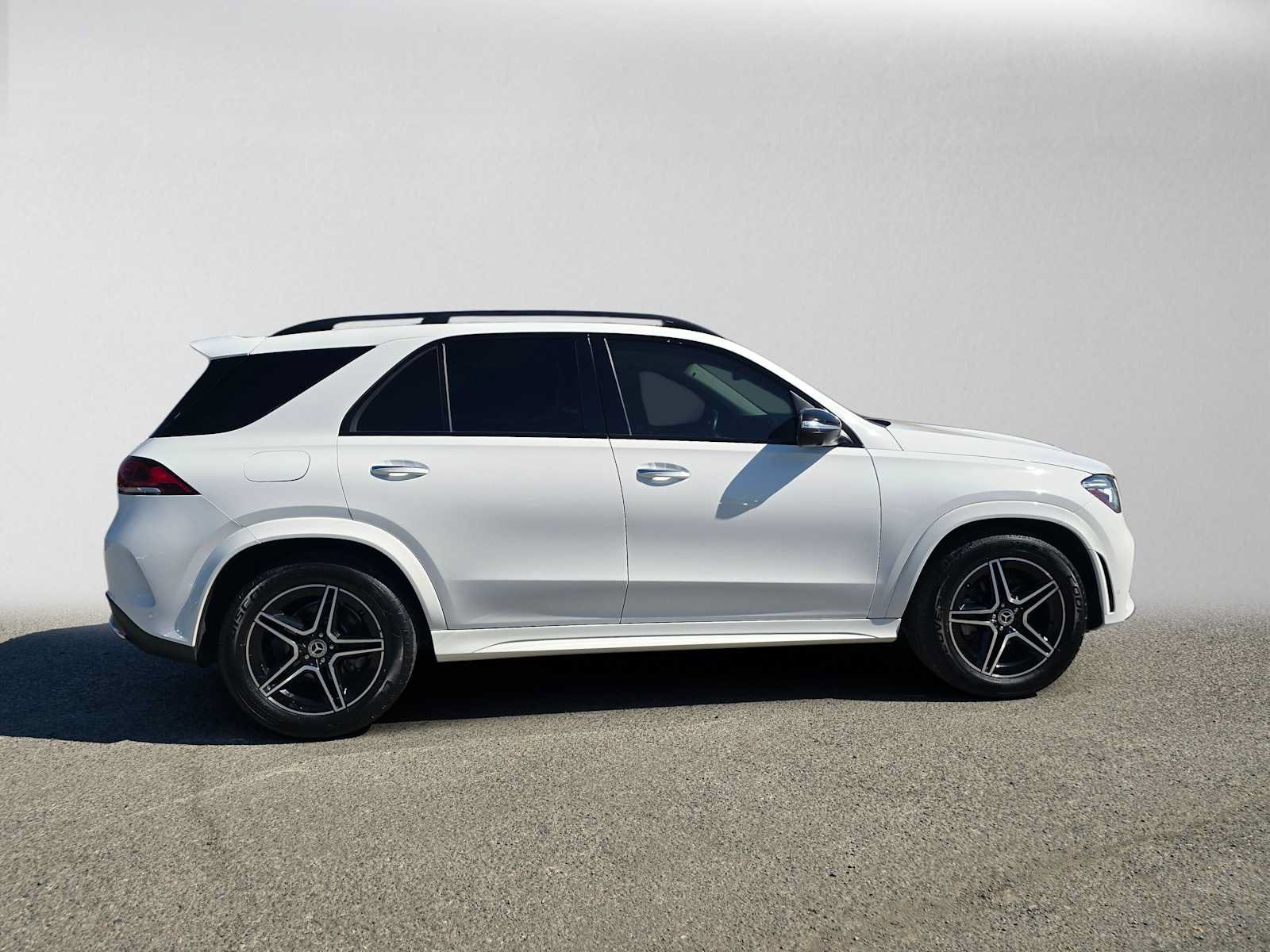 Used 2022 Mercedes-Benz GLE 350 4MATIC w/ AMG Line Exterior image 2