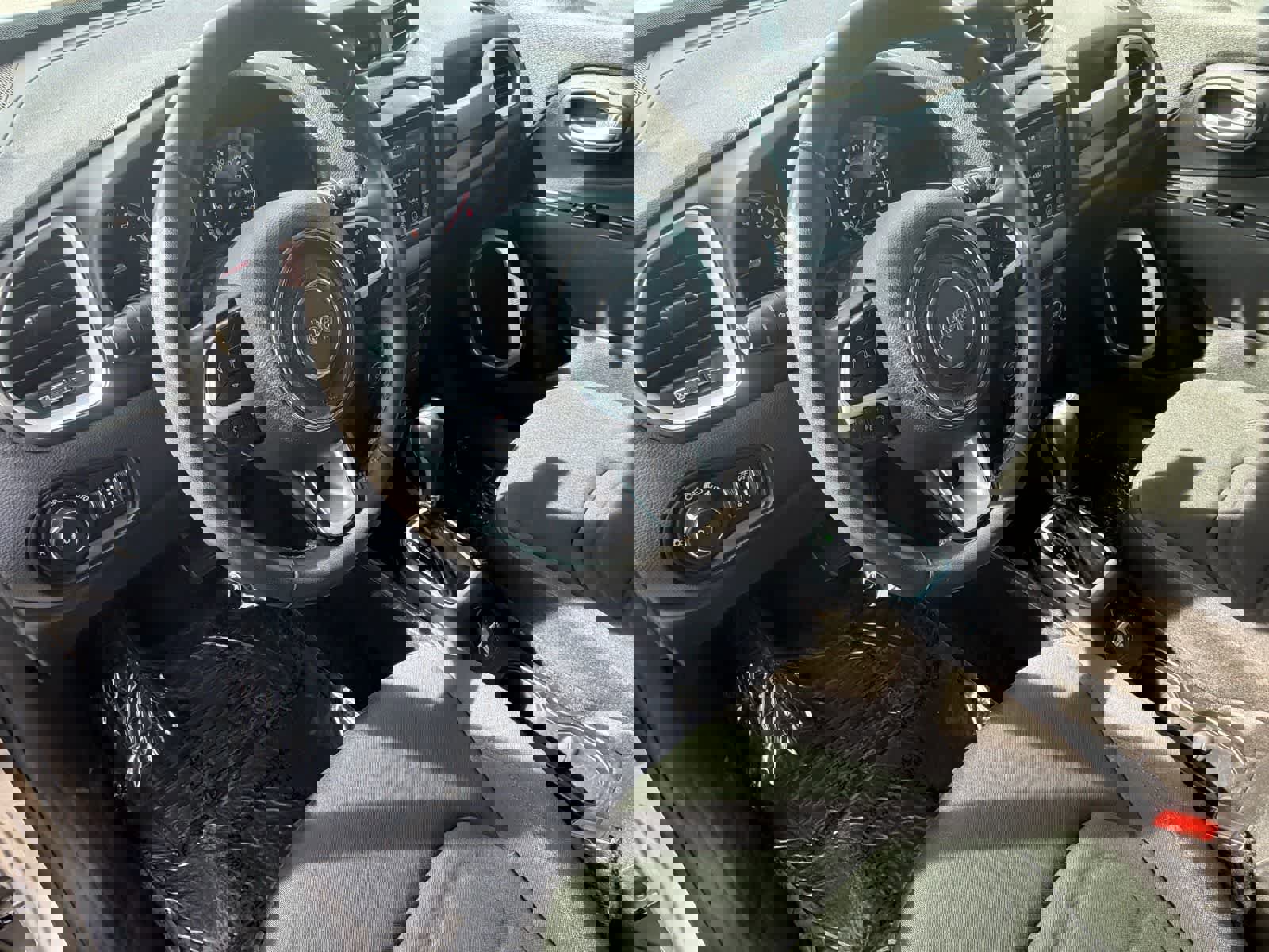 Used 2019 Jeep Renegade Latitude w/ Popular Equipment Group image 2