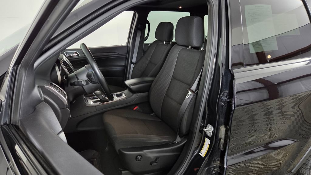 Used 2020 Jeep Grand Cherokee Laredo AWD/4WD image 17