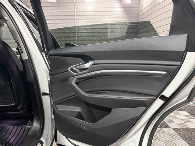 Used 2022 Audi e-tron Premium w/ Convenience Plus Package image 38