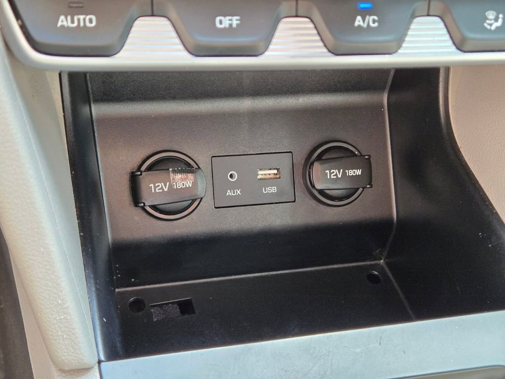 Used 2020 Hyundai Elantra SE FWD image 28