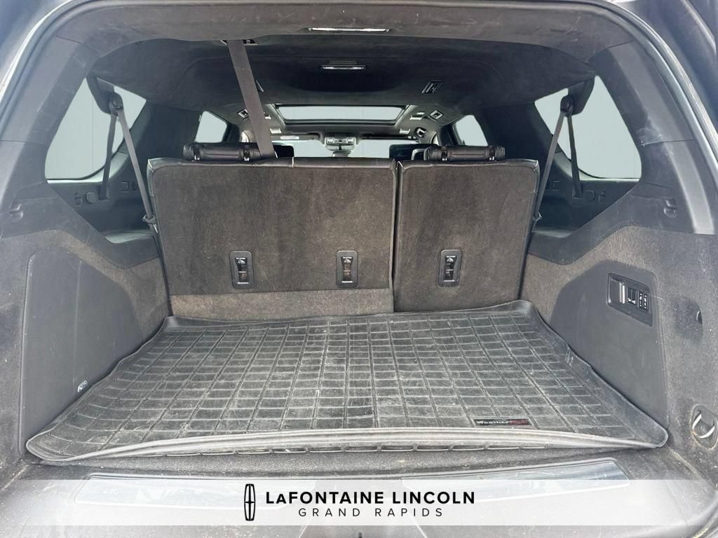 Used 2022 Cadillac Escalade ESV Sport Platinum w/ LPO, ONYX Package AWD/4WD image 17