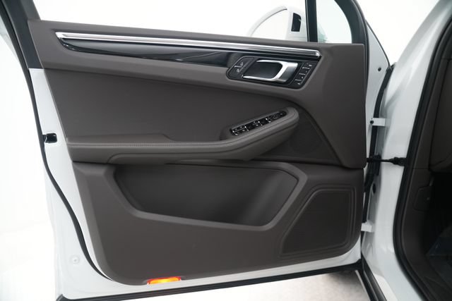 Certified 2026 Porsche Macan AWD/4WD image 30