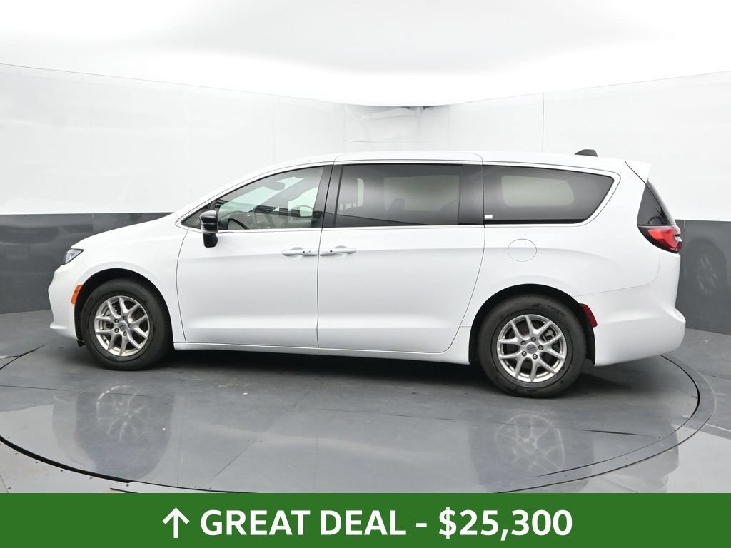 Used 2025 Chrysler Pacifica Select FWD image 10