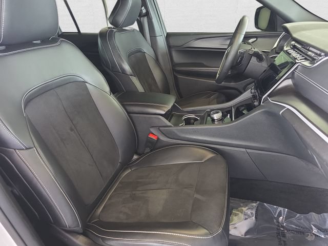 Used 2023 Jeep Grand Cherokee Altitude AWD/4WD image 10