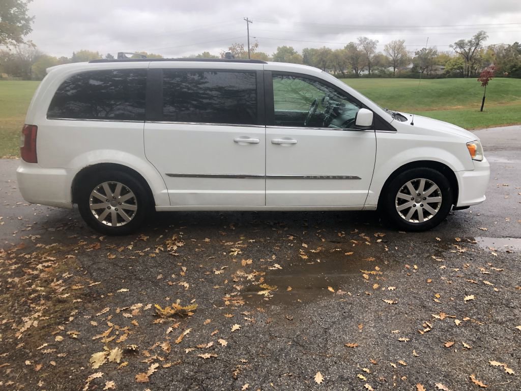 Used 2014 Chrysler Town & Country Touring image 10