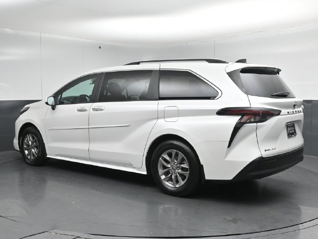 Used 2025 Toyota Sienna XLE w/ XLE Plus Package AWD/4WD image 5