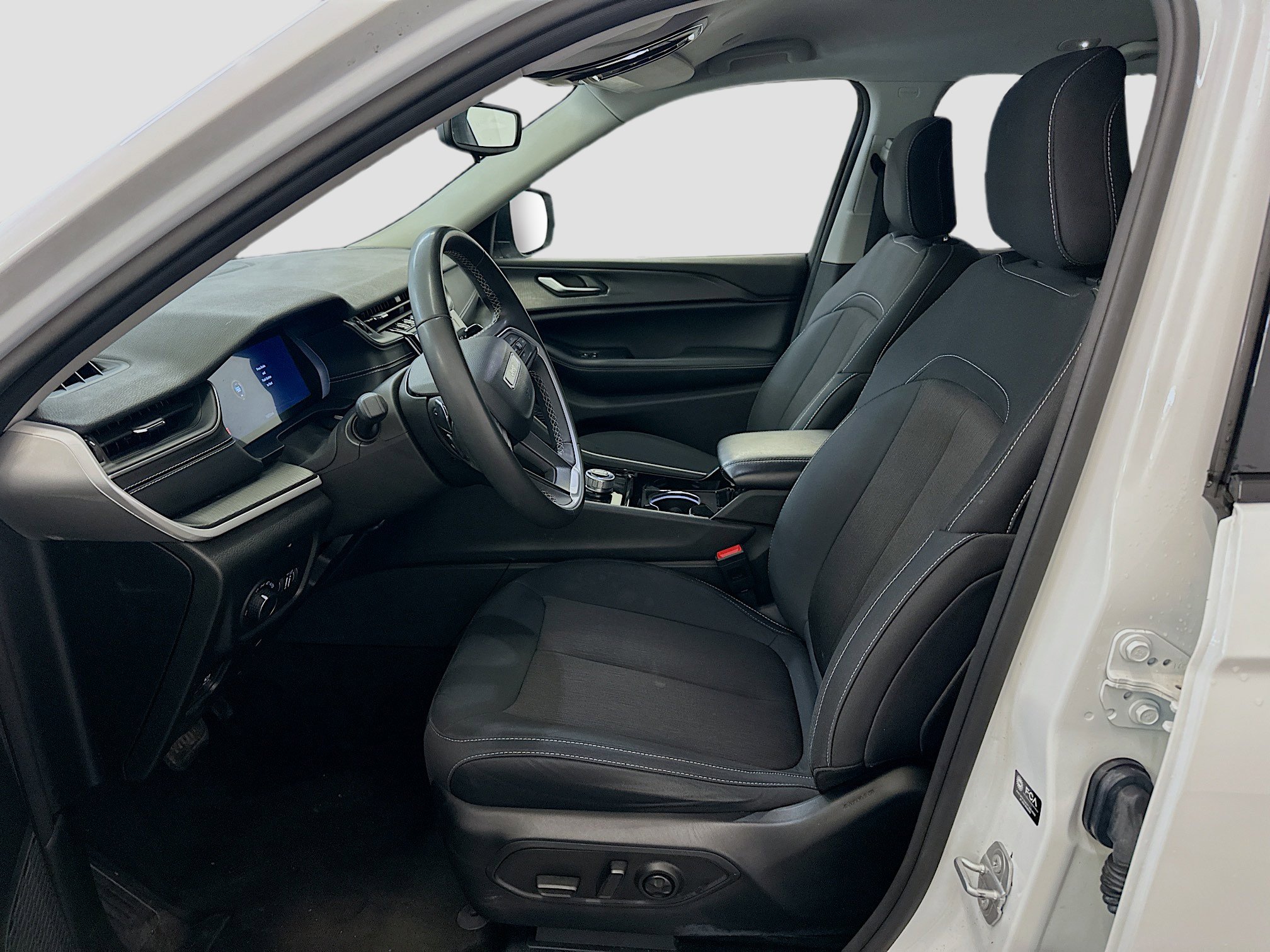 Used 2023 Jeep Grand Cherokee Laredo image 13