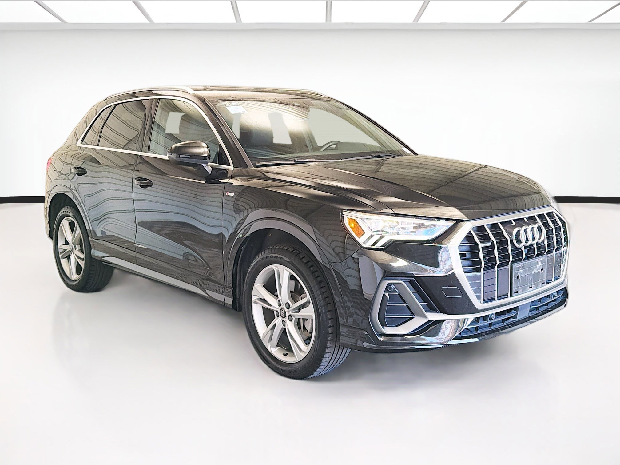 Used 2023 Audi Q3 2.0T Premium w/ Convenience Package AWD/4WD image 3
