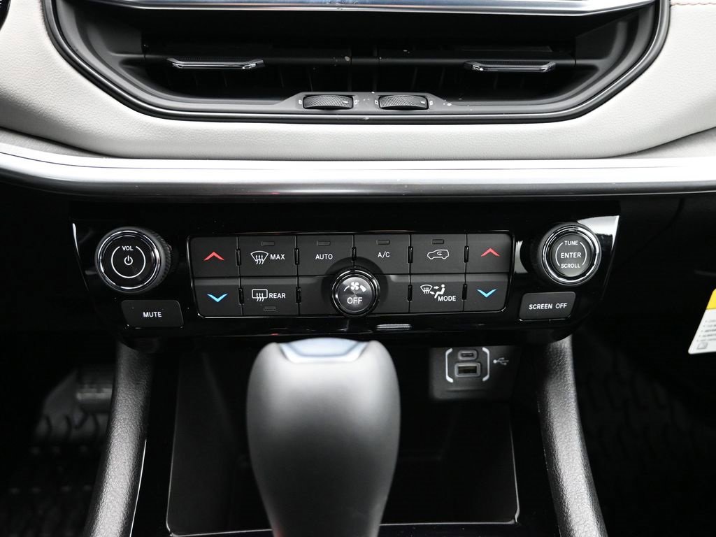 Certified 2025 Jeep Compass Limited image 29