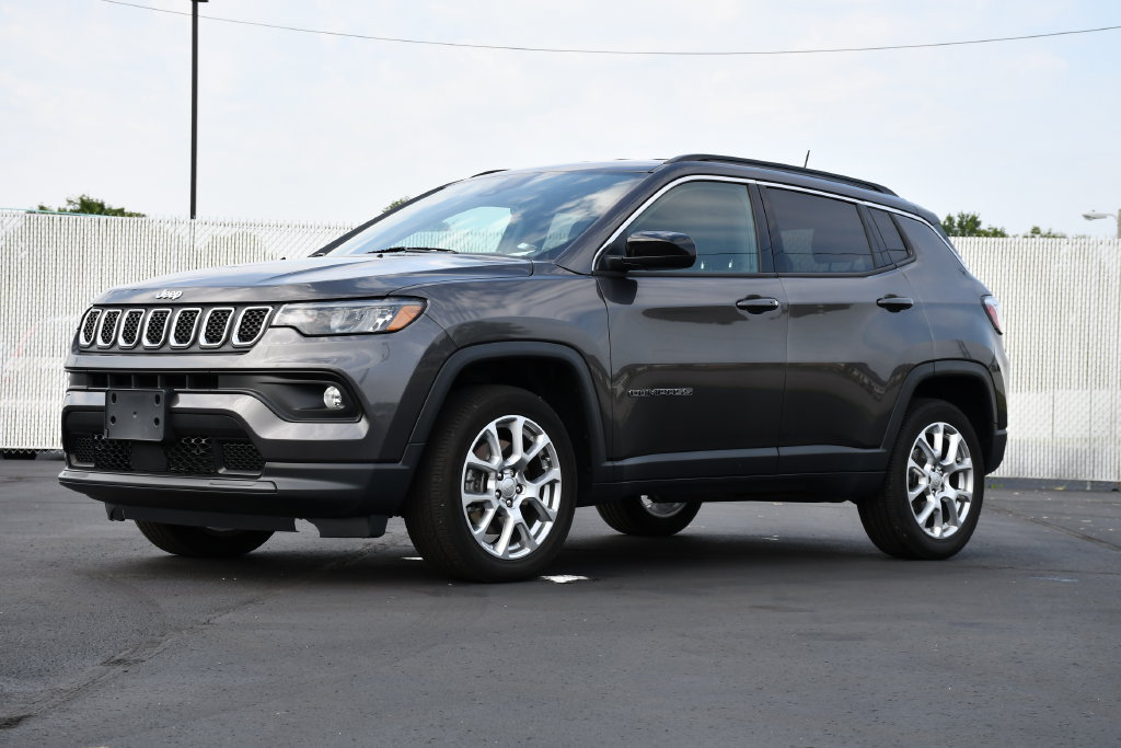 Used 2023 Jeep Compass Latitude AWD/4WD image 3