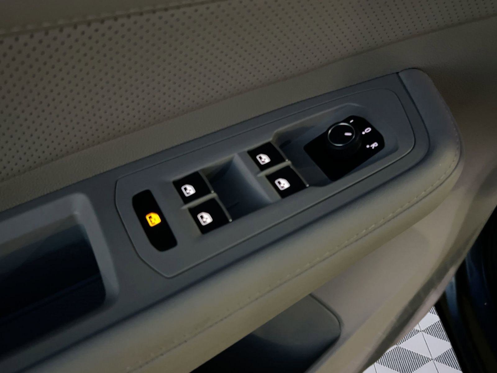 Certified 2025 Volkswagen Atlas SE image 12