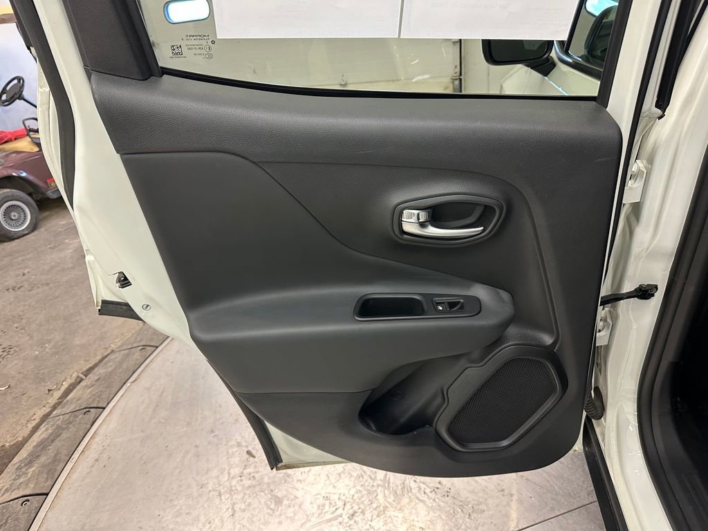 Certified 2022 Jeep Renegade Latitude w/ Convenience Group image 11