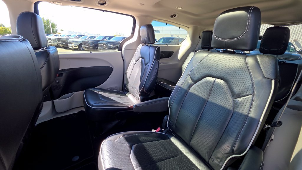 Used 2023 Chrysler Pacifica Limited FWD image 18
