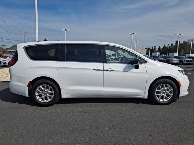 Used 2024 Chrysler Pacifica Touring-L image 7