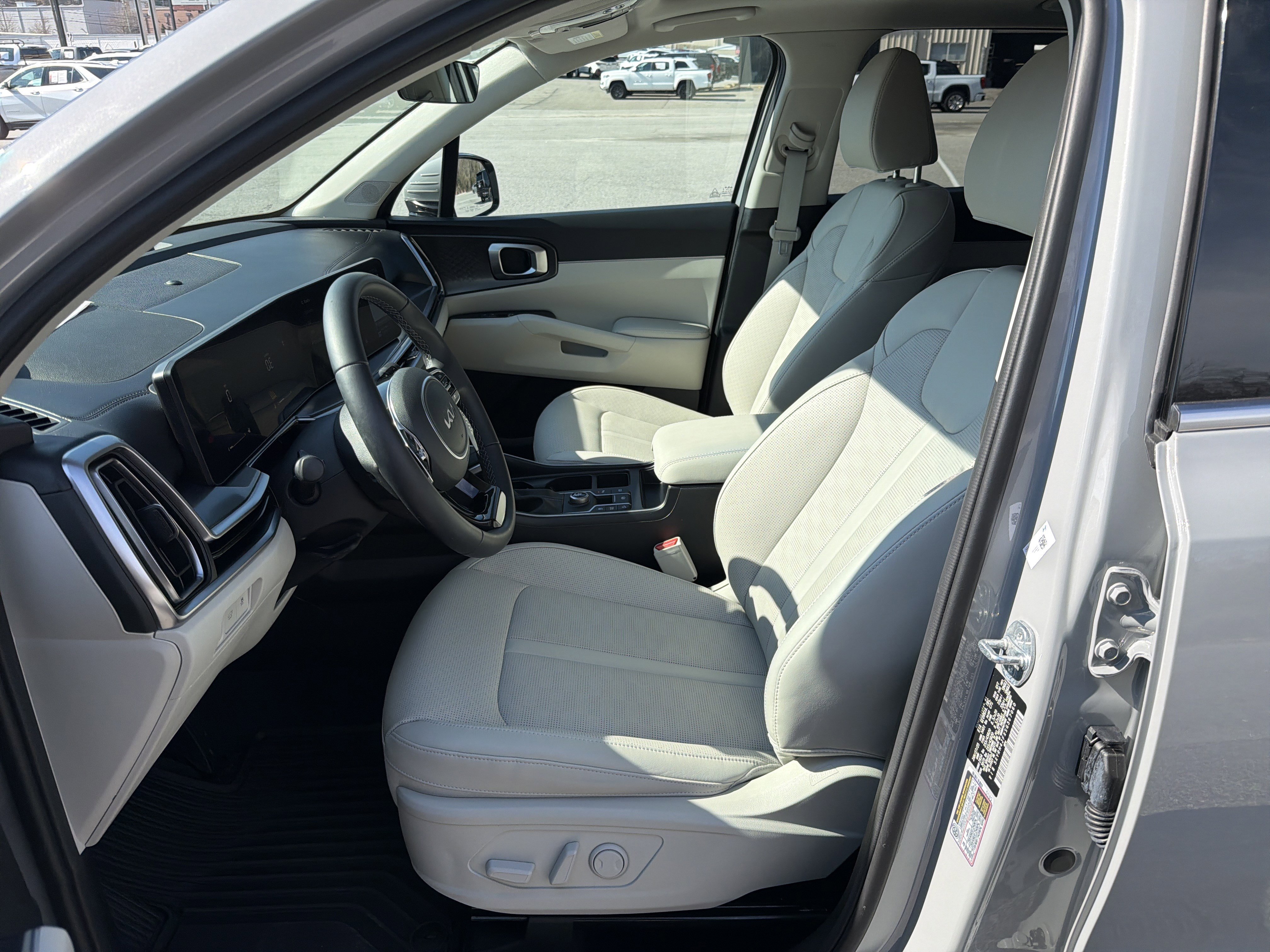 Used 2025 Kia Sorento EX w/ Panoramic Sunroof Package image 10