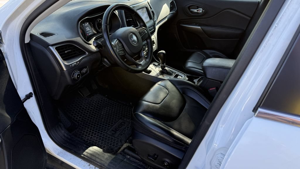 Used 2019 Jeep Cherokee Latitude Plus w/ Cold Weather Group AWD/4WD image 2