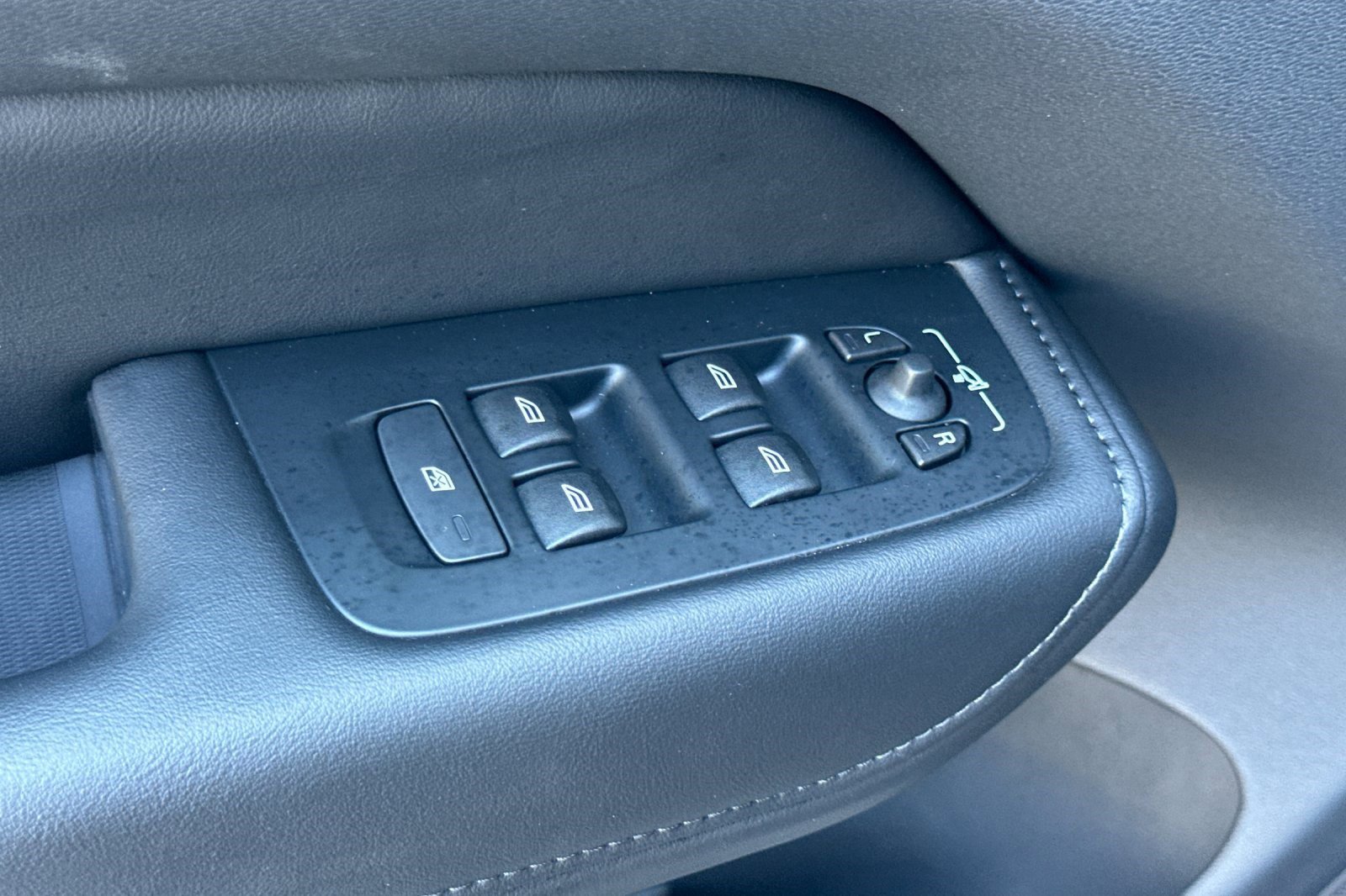 Used 2025 Volvo XC60 B5 Core image 13