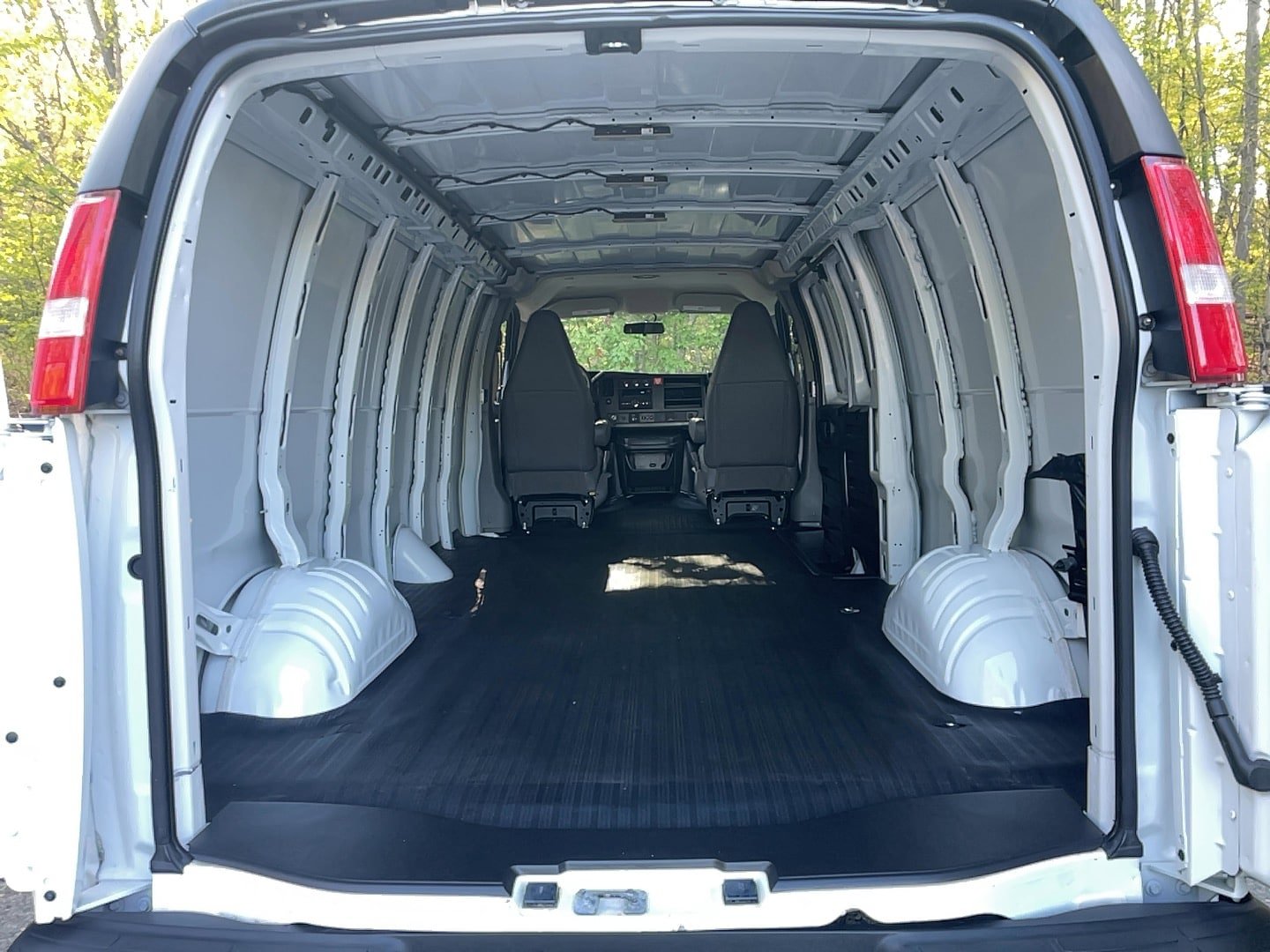 Used 2025 GMC Savana 3500 Extended RWD image 5