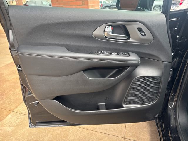 Used 2025 Chrysler Pacifica Select image 12