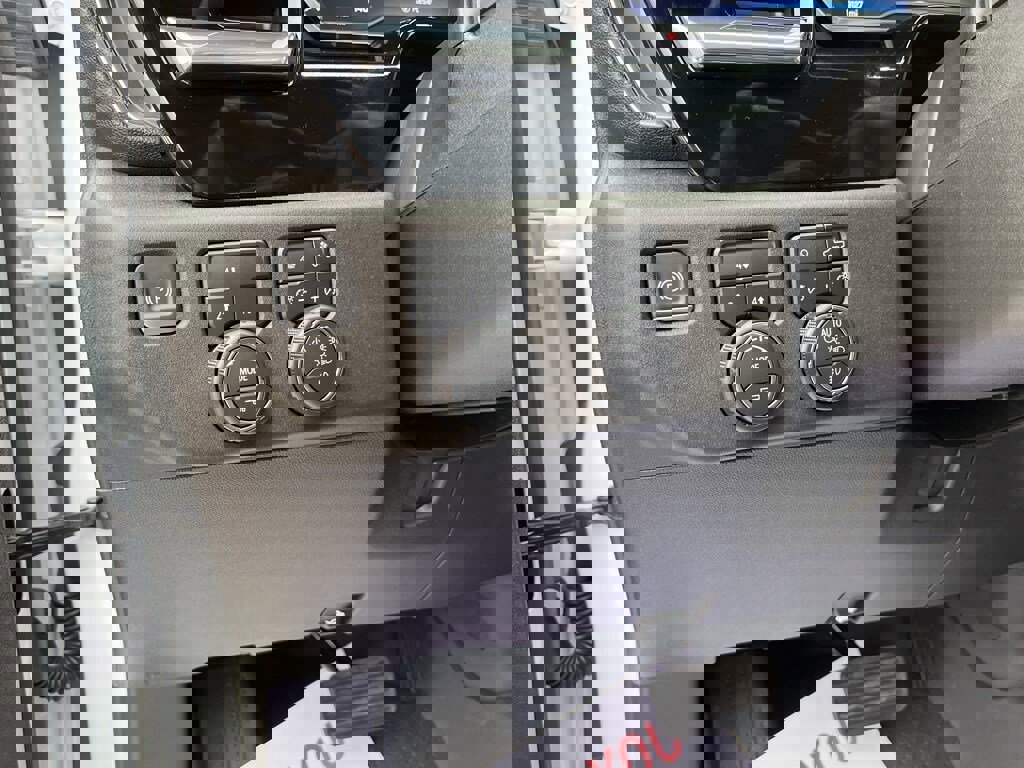 Used 2024 Chevrolet Silverado 2500 LT w/ Convenience Package image 7