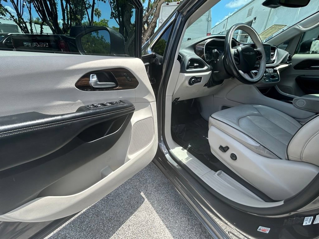 Used 2021 Chrysler Pacifica Limited AWD/4WD image 15