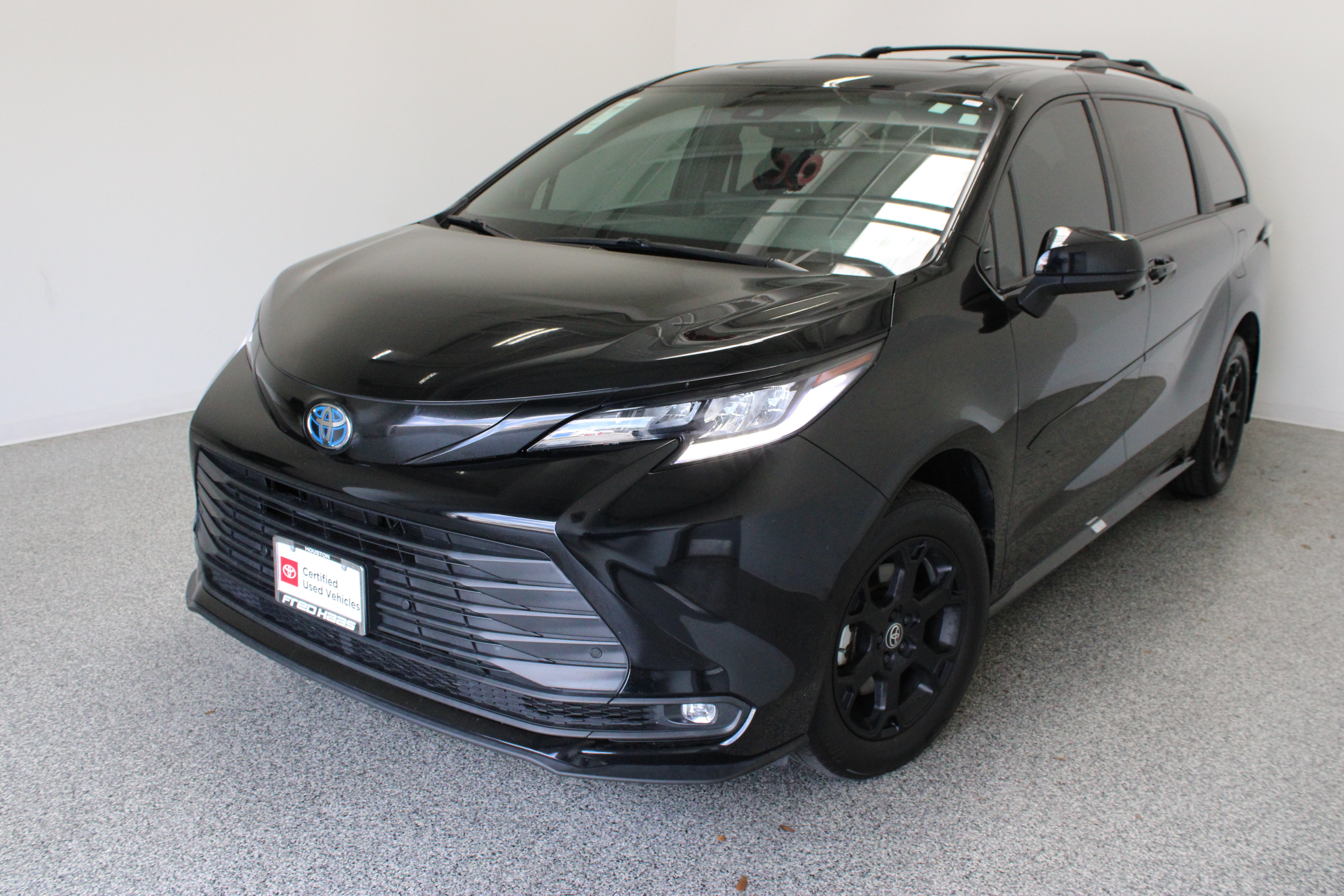 Certified 2025 Toyota Sienna XLE Woodland Edition AWD/4WD image 2