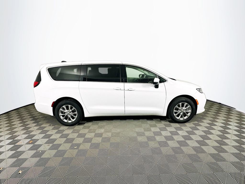 Used 2023 Chrysler Pacifica Touring-L image 13
