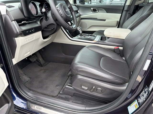 Used 2023 Kia Carnival LX image 9