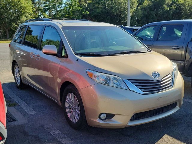 Used 2014 Toyota Sienna XLE FWD image 1