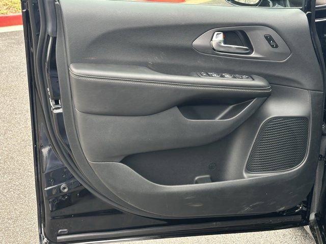 New 2026 Chrysler Pacifica Select FWD image 11