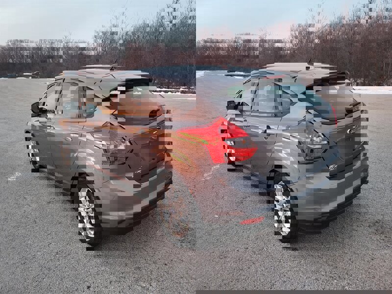 Used 2013 Ford Focus SE w/ SE Winter Pkg image 9