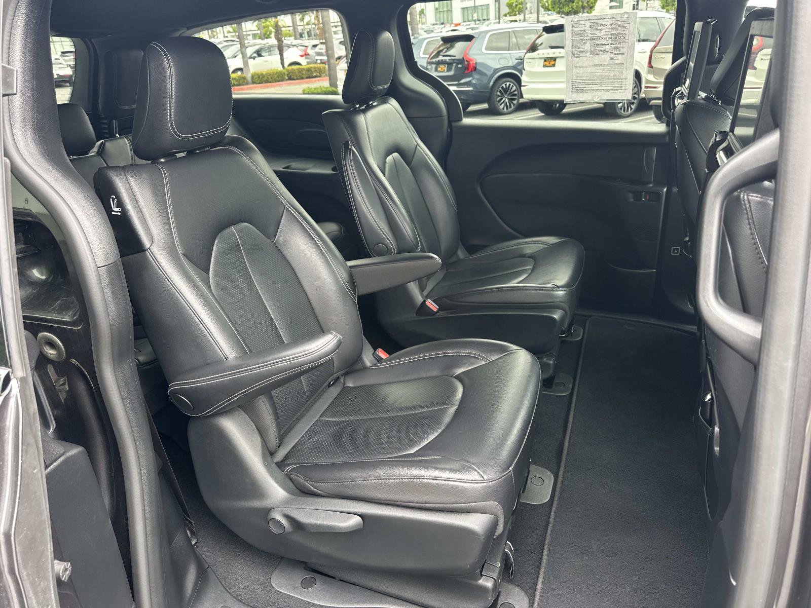 Used 2022 Chrysler Pacifica Touring-L w/ Uconnect Theater Family Group image 26