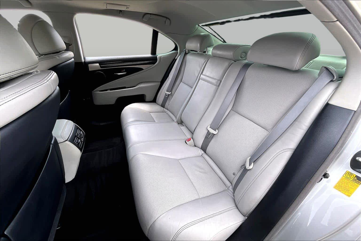 Used 2013 Lexus LS 460 w/ Comfort Pkg RWD image 18