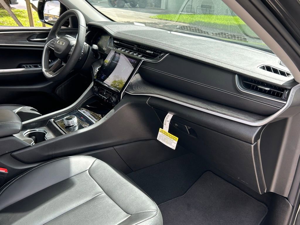 Used 2024 Jeep Grand Cherokee Limited w/ Black Appearance Package image 38